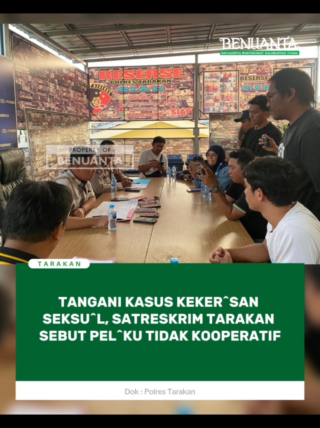 Kepolisian Resor (Polres) Tarakan memastikan penanganan serius terhadap kasus keker^san seksu^l yang menimpa anak di bawah umur, menyusul maraknya pemberitaan di media sosial terkait seorang ibu yang mencari keadilan untuk anaknya. Kasat Reskrim Polres Tarakan, AKP Ridho Pandu Abdillah, menegaskan perkara tersebut sedang dalam proses hukum oleh Unit Perlindungan Perempu^n dan An^k (PPA). “Kami ingin meluruskan informasi yang beredar di masyarakat. Perkara ini sedang kami tangani dengan serius,” jelasnya, Jumat (29/8/2025). Ridho menyampaikan, pihaknya telah melakukan berbagai langkah penyidikan mulai dari visum, pemeriksaan saksi, hingga menaikkan status perkara dari tahap penyelidikan ke penyidikan. “Proses sudah berjalan, kami sudah mengantongi sejumlah alat bukti,” katanya.Namun, upaya penegakan hukum masih menemui hambatan karena terlapor belum menunjukkan sikap kooperatif. Polres Tarakan bahkan sudah dua kali melayangkan surat panggilan, tetapi tidak dipenuhi. “Kami telah menerbitkan daftar pencarian saksi terhadap terlapor karena tidak hadir memenuhi panggilan,” ujarnya. Dalam periode Januari hingga Agustus 2025, Unit PPA Polres Tarakan tercatat menangani 70 kas^s kekeras^n terhadap an^k dan perempu^n. Dari jumlah tersebut, 24 orang tersangk^ berhasil diamankan. Rinciannya, 14 kasus dinyatakan lengkap berkasnya (P-21), 4 kasus masih dalam tahap penyidikan, 4 kasus dicabut pelapor, 2 kasus diselesaikan melalui restorative justice, dan 46 kasus lainnya masih dalam pendalaman.“Setiap laporan kami tindaklanjuti dengan cepat, namun tentu setiap kasus memiliki karakteristik yang berbeda,” tegasnya. Ridho menekankan, kendala terbesar biasanya muncul dari sikap tersangka. Ada yang kooperatif, tetapi ada juga yang sulit ditemukan sehingga membutuhkan waktu lebih panjang. “Kami selalu berupaya maksimal untuk menuntaskan setiap laporan, meskipun dinamika di lapangan berbeda-beda,” ucapnya. Selain fokus pada proses hukum, Polres Tarakan juga memberikan perhatian khusus pada pemulihan korb^n. Korb^n keker^san an^k maupun perempu^n mendapatkan pendampingan hukum, medis, dan psikologis yang dilakukan secara terpadu bersama instansi terkait. “Kami berkomitmen memberikan perlindungan maksimal kepada kelompok rentan, khususnya anak dan perempuan,” lanjutnya.Ia juga mengajak masyarakat agar tidak ragu melaporkan setiap bentuk kekerasan di lingkungan sekitar. Identitas pelapor dijamin kerahasiaannya, sementara korb^n akan mendapatkan perlindungan penuh sesuai aturan hukum yang berlaku. “Setiap laporan akan kami tindaklanjuti secara profesional oleh personel Unit PPA,” imbuhnya. Polres Tarakan berharap dukungan penuh masyarakat agar tercipta lingkungan yang aman, nyaman, dan bebas dari kekerasan, khususnya bagi an^k dan perempuan. “Sinergi antara aparat, masyarakat, dan pemangku kepentingan lainnya sangat penting untuk mencegah kasus serupa terjadi kembali,” tutupnya.