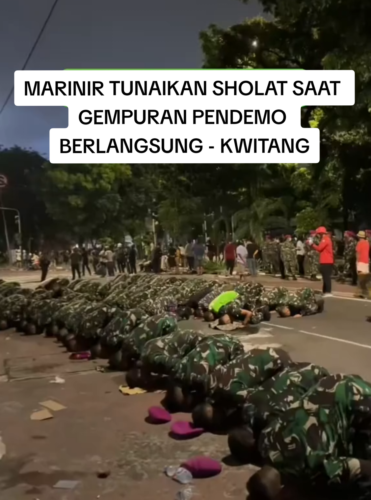 MOMEN LANGKA SAAT BERJALANYA AKSI DEMO PARA MARINIR SHOLAT MAGRIB D TENGAH