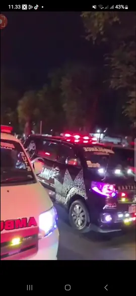 Puluhan ambulance Solo geruduk Polres Solo minta pertanggungjawaban akibat dari insiden pemukulan team medis oleh Brimob, Jumat (29/08/2025) Selengkapnya, kunjungi:  www.divisi.id IG/FB/Tiktok:  Divisinews Id  #reels #viral #fyp #demo #berita 