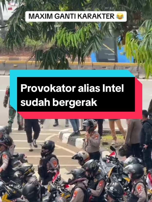 Momen yang tidak biasa namun menarik terjadi selama protes baru-baru ini di depan gedung Parlemen, ketika seorang petugas polisi tertangkap kamera sedang menyamar sebagai agen intelijen di antara para demonstran. Bagaimana menurutmu? tt/republikwano) #DemoDPR #DPRRI #DPR #Intel #Tunjangan