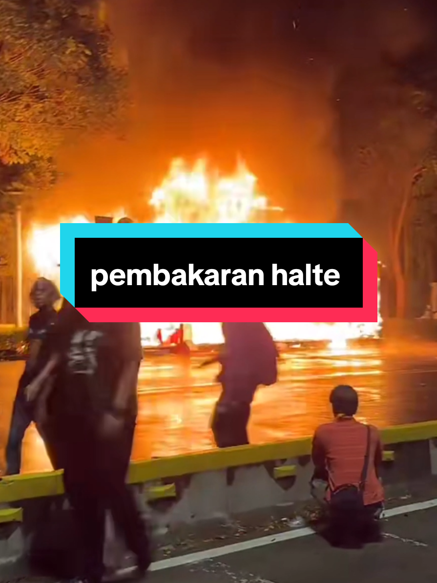 Pembakaran halte saat demonstrasi di jakarta.  #demo #ojol #rakyat #fyp 