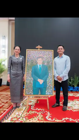 ក្នុងនាមខ្ញុំបាទជាវិចិត្រករខ្ញុំបាទពិតជាមានកិត្តិយសនិងមានក្តីរំភើបយ៉ាងក្រៃលែងដែលបានមកប្រគល់រូបគំនូរទាំងពីរផ្ទាំងនេះជូនលោកជំទាវបណ្ឌិតពេជចន្ទមុន្នីហ៊ុនម៉ាណែតដោយផ្ទាល់ ខ្ញុំបាទសូមអរគុណសម្តេចនិងលោកជំទាវបានផ្តល់ការពេញចិត្តមកលើស្នាដៃគំនូររបស់ខ្ញុំបាទ ខ្ញុំបាទពិតជារំភើបរកពាក្យអ្វីថ្លែងពុំបានឡើយ🙏🙏🙏🥰❤️👨🏼‍🎨🇰🇭 #សម្តេចមហាបវរធិបតីហ៊ុនម៉ាណែត #លោកជំទាវបណ្ឌិតពេជចន្ទមុន្នីហ៊ុនម៉ាណែត