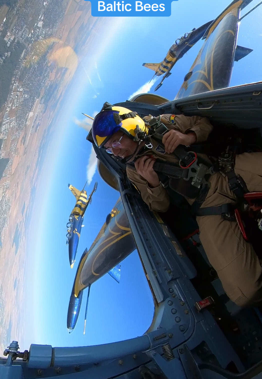 În ultimii 20 de ani, am adunat  peste 20 de ore de zbor cu Mig-21 LanceR, F-16, Eurofighter Typhoon, Jas-39 Gripen și încă vreo 5 cu IAR-99 Șoim și T-6. Chiar și în condițiile acestea, zborul cu formația Baltic Bees, la antrenamentul oficial de la BIAS a fost o experiență senzațională.  Nu e puțin lucru să evoluezi cu 8-900 de km/h deasupra cartierului Băneasa, în formație, la o distanță de 2,5 metri de alte 3 avioane L-39 Albatros. Fără pantaloni de suprasarcină, am experimentat fără probleme suprasarcini cuprinse între -1 și +5 G. Pe locurile din spate ale avioanelor celor de la Baltic Bees au mai stat Andreea, Vali și Mihnea, piloți de acrobație ai Aeroclubului 🇷🇴. Eu am zburat ca să spun povestea. O veți vedea diseară la Telejurnalul TVR. Thanks a lot, @Baltic Bees Jet Team ! Thanks, Artyom! Mulțumesc, George Rotaru! @BucharestInternationalAirShow #aviation #aerobatics #adelinpetrisor #romania #pilot 