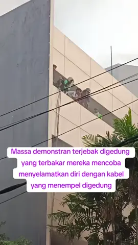 menegangkan pendemo terjebak di gedung.yang terbakar #demo2025 #demoindonesiagelap #bubrakandpr #fypシ゚ 