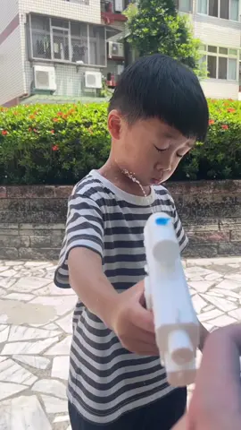 玩水槍玩到自己在哭 #古靈精怪槍 