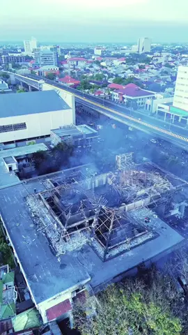 Di tengah puing dan sisa-sisa amukan api, inilah video kondisi gedung DPRD yang di ambil melalui kamera drone dari kreator tiktok @fahrezyyy0 setelah terbakar dari Jumat (29/8/2025) malam hingga dini hari. Gedung berlantai 3 yang menjadi tempat para wakil rakyat berkantor kini menyisakan puing-puing, dengan asap yang masih mengepul dan api yang sesekali terlihat menyala hingga pukul 07.00 WITA. Pemandangan di sekitar lokasi, di Jalan Andi Pangerang Petta Rani dan Jl Hertasning, dipenuhi keprihatinan.  Suara sirene ambulans dan mobil pemadam kebakaran memecah keheningan pagi, menjadi saksi bisu betapa parahnya kerusakan yang terjadi #kantor #dprd #makassar #terbakar #fyp 