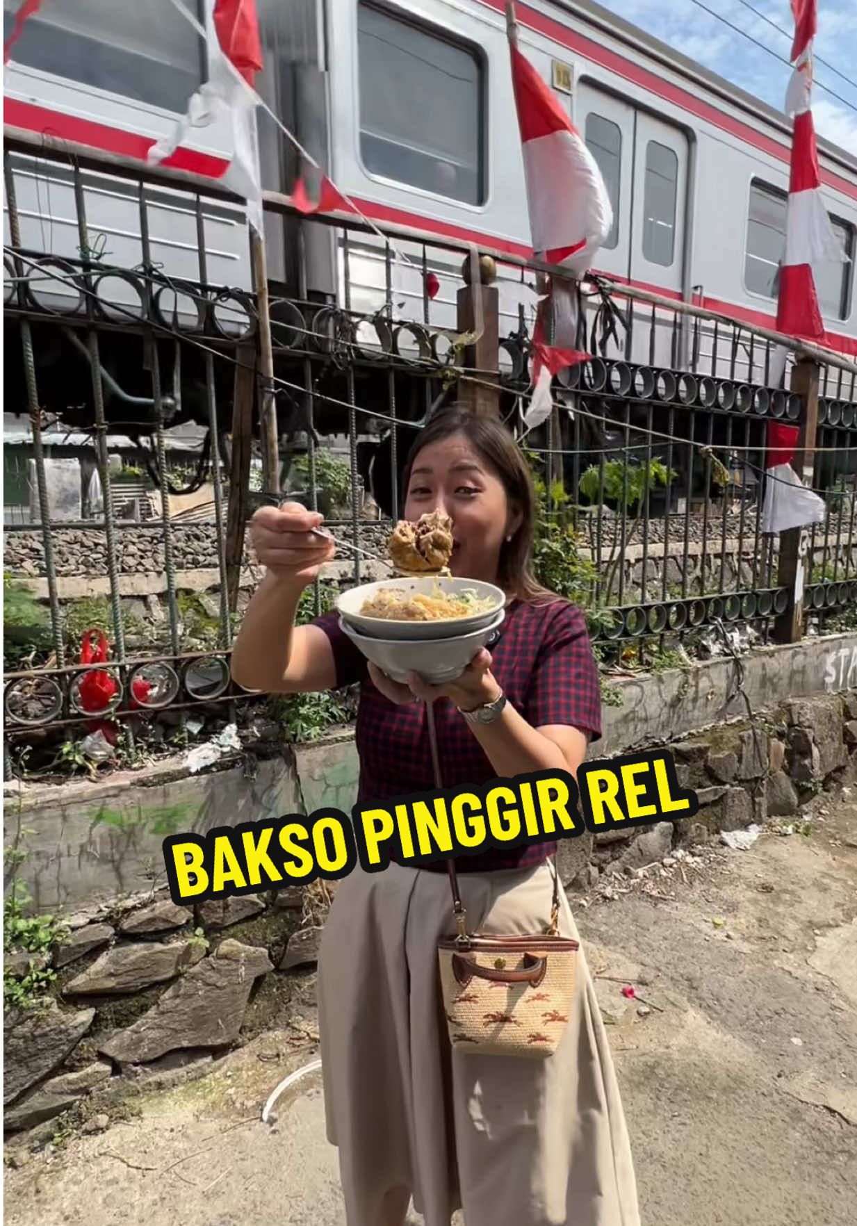 Replying to @pp.tung.tung.salim844 SENSASI MAKAN BAKSO PINGGIR REL … UDAH LEGEND LHO!! #nanakoot 