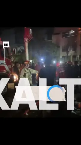 MAKASAR – Tim TRC BPBD Kota Makassar memperbarui data korban akibat aksi massa yang membakar Gedung DPRD Makassar, Jumat (29/8/2025) malam. Tercatat, sebanyak tiga orang meninggal dunia dan lima lainnya mengalami luka-luka serta tengah dirawat di sejumlah rumah sakit. Plt Kepala Pelaksana BPBD Makassar, M. Fadli Tahar, mengungkapkan bahwa korban meninggal terdiri dari dua pria dan seorang wanita. Dua di antaranya meninggal dunia saat mendapat perawatan di RS Bhayangkara dan RS Grestelina, Makassar. “Meninggal 3 orang,” ujar Fadli, Sabtu (30/8/2025). Sementara itu, lima korban luka telah dievakuasi ke beberapa rumah sakit berbeda. Hingga kini, aparat keamanan bersama tim medis masih bersiaga untuk mengantisipasi kemungkinan adanya tambahan korban. Kerusuhan yang berujung pada pembakaran Gedung DPRD Makassar itu sebelumnya juga membuat Wali Kota Makassar Munafri Appi Arifuddin beserta jajaran pejabat Pemkot dievakuasi keluar gedung menggunakan sepeda motor. Sumbet : https://apps.detik.com/detik/ #fypシ゚viral🖤tiktok  #teraskaltaraid  #suaraperbatasanmenjangkauindonesia  #kaltara  #makasar 