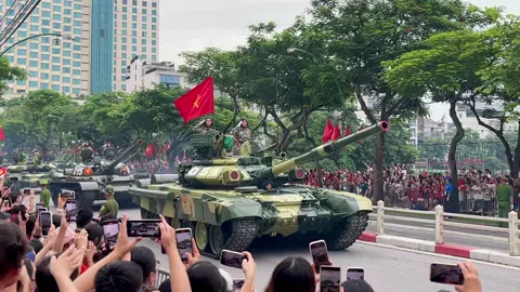 🇻🇳 Dàn khí tài di chuyển trên đường Thanh Niên hướng về Quảng trường Ba Đình sẵn sàng cho buổi tổng duyệt diễu binh, diễu hành A80 #80nămquốckhánh #a80 #hanoi #dieubinh #vietnam 