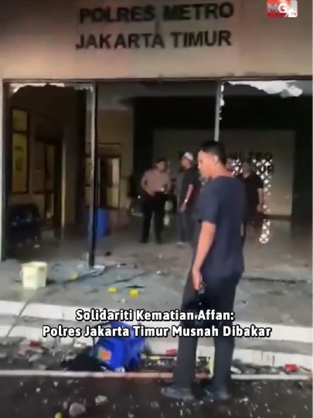 Suasana di Ibu Pejabat Polis Daerah (Polres) Metro Jakarta Timur kelihatan musnah teruk selepas dibakar oleh kumpulan penunjuk perasaan. Insiden ini berlaku susulan demonstrasi besar-besaran yang digerakkan oleh para penunggang ojek dalam talian (ojol) sebagai tanda solidariti atas kematian rakan mereka, Affan. Video: Media Sosial  #malaysiagazette #PolresJakartaSelatan #kebakaran
