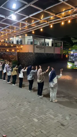 Rumah Makan dan Pusat Oleh Oleh HC Putra Kota Batu ◻️ Buka setiap hari ◻️ Kapasitas rumah makan ± 1000 orang ◻️ Kapasitas parkir ± 50 big bus ◻️ Fasilitas ± 80 toilet (air hangat & toilet duduk) ◻️ Musholla ◻️ Jarak dari Jatim Park 2 cuman 3 menit Mulai dari pilihan snack, aneka kue, maenan, permen, keripik tempe, pie susu, souvenir dan strudel… kamu bisa temukan di sini dan untuk harga kami relatif terjangkau dan murah jadi jangan ragu untuk mampir yaaa Info Reservasi 📞       : 0811 3120 354 Maps  :  HC Putra Oleh Oleh ————————————————————— Jangan lupa follow dan tag momen kalian saat di HC Putra Oleh Oleh #pusatoleholeh #rumahmakan  #kotabatu  #salampariwisata #hanyadihcputra Lokasi: Sebelum Jatim Park 2