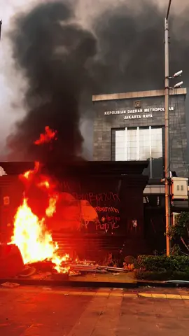 Institusi sebesar Polri harusnya belajar menahan diri, bukan mengedepankan arogansi. Rakyat bukan musuh, dan kritik bukan ancaman. Apabila kekerasan menjadi bahasa sehari-hari aparat, maka demokrasi sedang dalam bahaya. Penindakan brutal bukan solusi dari masalah sosial. Jangan sampai rakyat takut pada pelindungnya sendiri. #poldametrojaya 