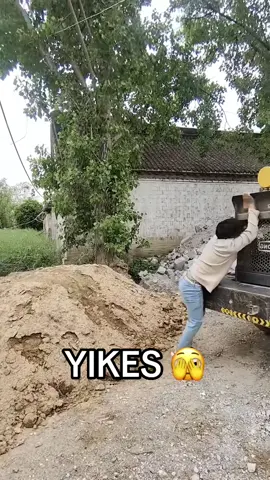 I’m in pain just from watching 😭 #fail #jump #ouch #fall #shoutoutot (via unknown)