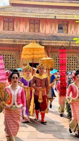 ၵဵင်းႁုင်ႉ မိူင်းသိပ်းသွင်ပႃႈၼႃး ၼေႁၢင်ႈႁေႃႈလႄႈၾိင်ႈထုင်းတႆးပၼ်ၸိူဝ်းၵူၼ်းမႃးဢႅဝ်ႇလႄႇဝၢင်းႁေႃၵဵင်းႁုင်ႉ မိူင်းသိပ်းသွင်ပႃႈၼႃး (မီးၵူႈဝၼ်း)# นี้คือการแสดง เจ้าฟ้าเจ้าเมือง ด้วยวัฒนธรรมประเพณี ไทใหญ่-ไตล้านนา ที่เมืองเชียงหุ้งสิบสองปันนา ให้นักท่องเที่ยวที่มาเที่ยวได้ชม
