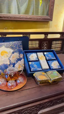 💛 SET LAM CÚC – sang trọng, tinh tế, kèm đầy đủ trà + dao nĩa 🎁 ✔️ Có cả bản 4 bánh và 6 bánh cho mn lựa chọn ✔️ Hàng đã về sẵn, chốt đơn là có liền 🥮 👉 Biếu tặng cực sang, để nhà dùng thì lại siêu tiện. Nhanh tay kẻo hết set hot nha mn 🔥#TrungThu2025 