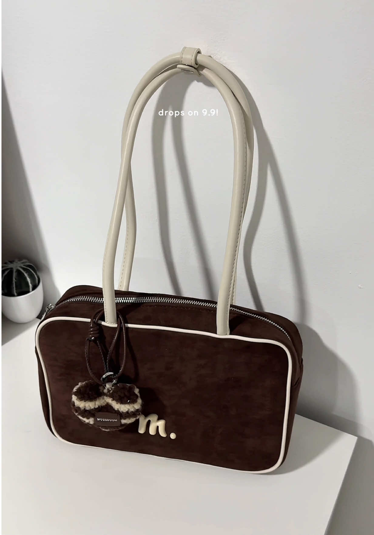 suede bag season just got better! 📔👜 mossdoom’s new Maris Bag is dropping this 9.9 🤎✨  #shoulderbag #marisbag #mossdoom 
