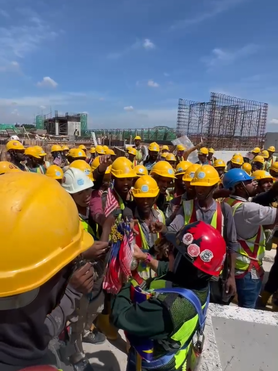 Rehearsal Sambutan Hari Kemerdekaan Melaysia ke-68 bersama rakyat Bangladesh & Indonesia 🇲🇾 🇧🇩 🇮🇩 #merdeka  #malaysia  #construction  #sho  #safety