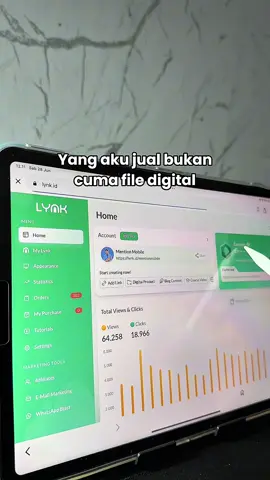 Banyak yang kira produk digital itu cuma sekadar file. Padahal, nilai utamanya ada di solusi yang kita kasih. Misalnya, orang tua butuh bahan belajar buat anak, atau pemula bingung mulai jualan dari mana—di situ produk digital bisa jadi jawabannya. Aku sendiri lebih fokus bikin produk yang kepakai terus, bukan sekali pakai lalu dilupain. Karena kalau produkmu bener-bener bantu orang, otomatis mereka balik lagi dan nyari produk lainnya. Itu yang bikin penjualan nggak cuma laku di awal, tapi bisa sustain. Jadi kalau lagi mikir, “Apa produk digitalku bakal diminati?” coba balik tanya: “Solusi apa yang aku kasih lewat produk ini?” Kalau jawabannya jelas, marketnya pasti ada. Kalau setuju, drop komentar di bawah. #jualanprodukdigital #belajarprodukdigital #bisnisprodukdigital #produkdigtalpemula 