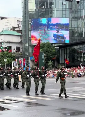 Bắt chọn khoảnh khắc LHH và khối diễu binh giương cờ đổi chân khi đang đi đều.Sao mà nó map với đúng với vid phóng sự diễu binh 2/9/1975 vậy #lehoanghiep #A80 #xuhuong #xuhuongtiktok #dieubinh 