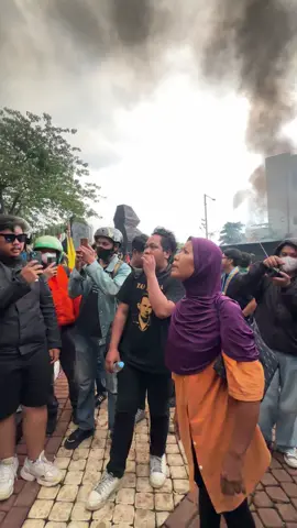 hati hati di bakar hidup hidup pak kombes😂 #demo #hiburantiktok 