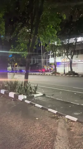 bukan e ditulungi malah didupak ro komandan e 🤣🤣#demo #korupsi #koruptor #dpr #polriuntukmasyarakat 