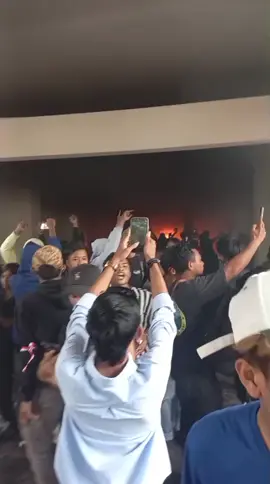 Kantor DPRD NTB dibakar massa aksi. #demo #dprdntb #massaaksi #mataram #30agustus 