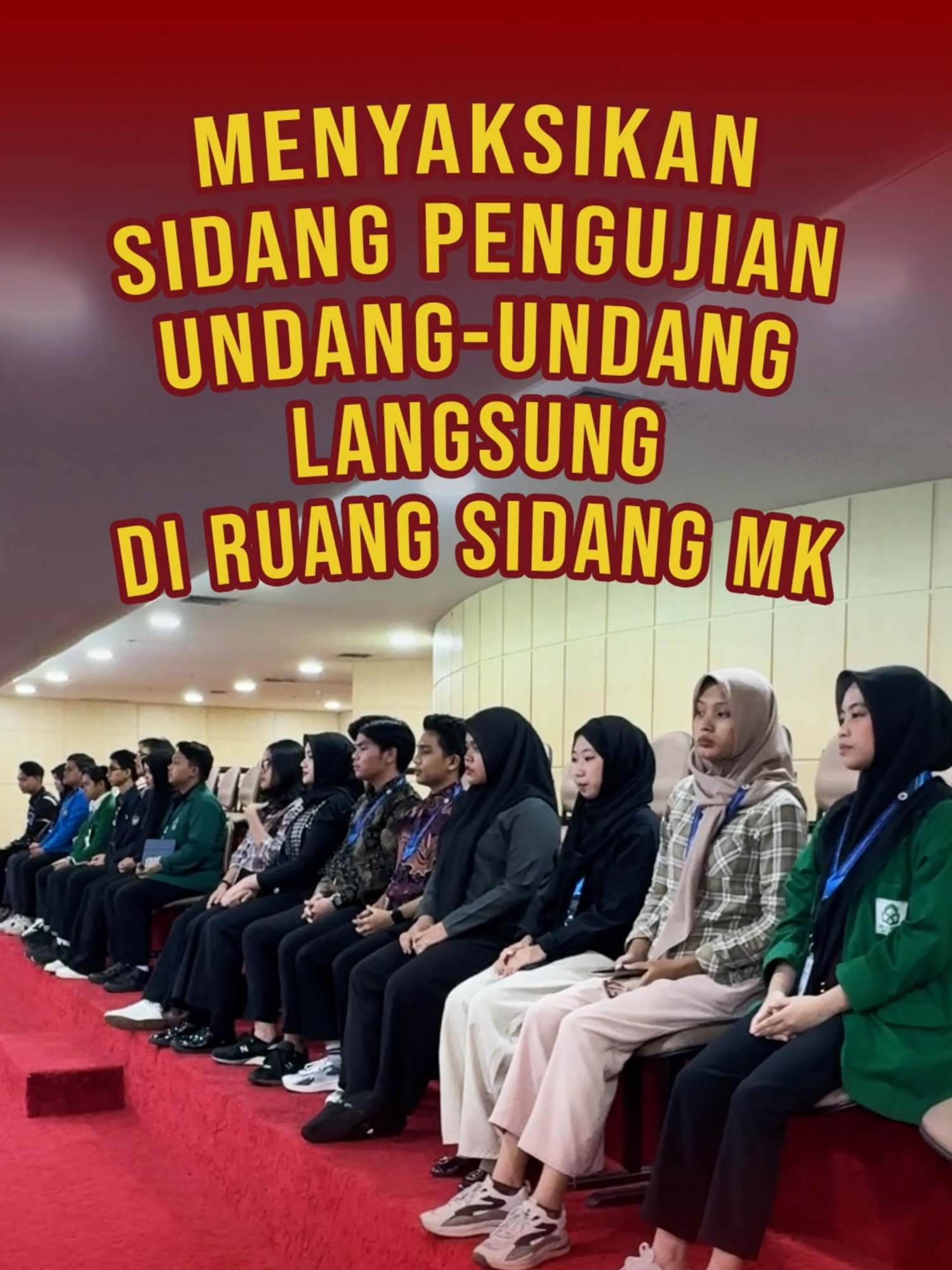 Hai #Courtizen👋 Banyak banget nih yang nanyain ke #Courtmin soal bisa atau nggak nonton sidang Pengujian Undang-Undang di MK secara langsung di ruang sidang? Jawabannya bisa dong! Sesuai UU MK dan sebagai bentuk transparansi serta akuntabilitas, persidangan di MK bersifat terbuka, sehingga publik bisa mengikuti secara langsung di ruang sidang. Caranya: 1. Datang ke Gedung MK 2. Sampaikan ke petugas keamanan maksud kedatangan 3. Menunjukkan dan scan KTP/Kartu Identitas di meja Resepsionis 4. Duduk di kursi pengunjung sidang di Balkon  5. Mengikuti tata tertib persidangan. Oh iya, perlu diingat ruang sidang MK punya batasan untuk menampung jumlah pengunjung ya! #MengawalKonstitusi #salaMKonstitusi #MKRI