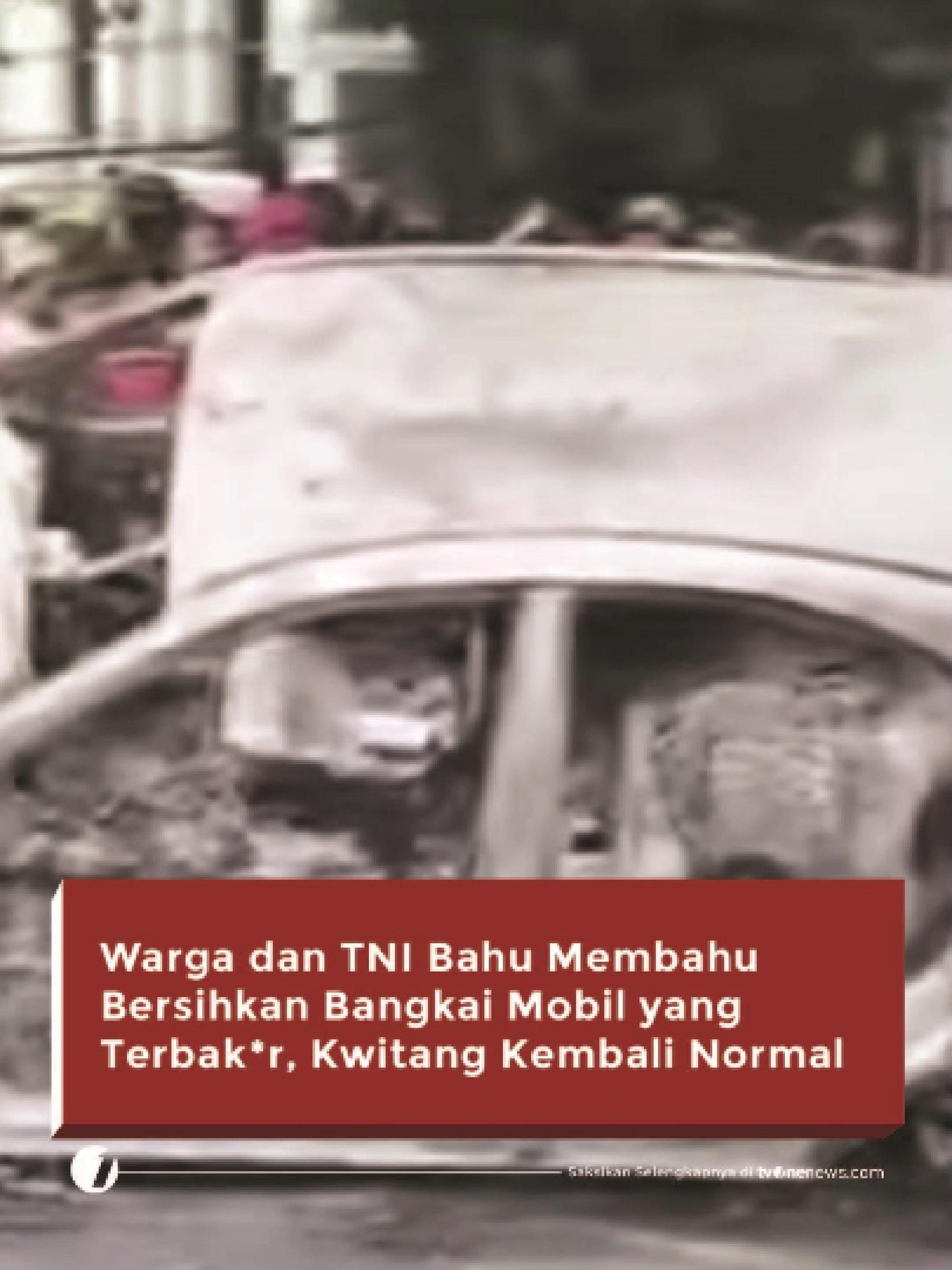 Usai aksi massa di sekitar Mako Brimob, Kwitang, Jakarta Pusat, pada Jumat (29/8/2025), prajurit TNI bersama masyarakat bergotong-royong membersihkan sisa-sisa sampah dan mengevakuasi mobil yang terbak*r.  Langkah ini dilakukan untuk memulihkan ketertiban dan mengembalikan arus lalu lintas. Menurut Puspen TNI, kegiatan ini tidak hanya menekankan pengamanan, tetapi juga upaya humanis untuk membantu warga yang terdampak aksi massa. Prajurit TNI membagikan logistik berupa air minum bagi masyarakat dan massa yang telah berjam-jam berada di lapangan. Simak video selengkapnya hanya di https://shorturl.bz/xA4 #HardNews_Sosial #FlashOne #CariBeritaditvOne #Warga #TNI #BersihkanBangkaiMobil #Kwitang #FO02