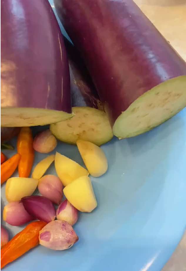 Satset gak ribet 😍 btw itu pakai santen frozen ya wkwk Bahan Lodeh Terong :  • 2 buah terong  • ⁠3 siung baput • ⁠3 siung bamer • ⁠cabe secukupnya • ⁠1 ruas lengkuas • ⁠2 lembar daun salam • ⁠gula, garam, penyedap • ⁠santan • ⁠sedikit kunyit bubuk (opsional) Happy cooking👩‍🍳#sayurterong #lodehterong #menumasakan #masaksimpel 