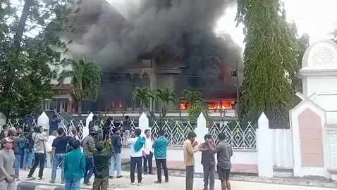 gedung DPRD NTB dibakar massa aksi.  #BeritaNTB #ViralIndonesia #BeritaViral 