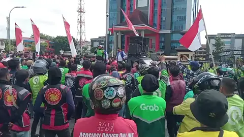 Demo Solidaritas Ojol Palembang di polda Sumsel berlangsung damai di warnai ceramah agama, orasi dan donasi buat alm Affan Kurniawan 