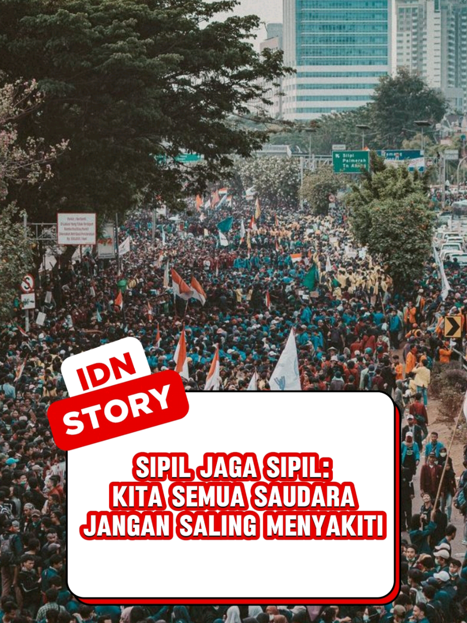 Demo ini lahir dari suara hati, bukan untuk melukai. Kita sama-sama rakyat, sama-sama ingin didengar. Mari saling merangkul, karena yang kita lawan bukan saudara kita, tapi ketidakadilan yang menyakiti kita semua. 🤝❤️ - - - #demo #demonstrasi #indonesia🇮🇩 #fyp #viralvideo 