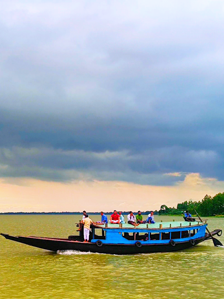 বৃষ্টি আসার আগ মুহূর্তের নিস্তব্ধ প্রকৃতি ভীষণ সুন্দর 