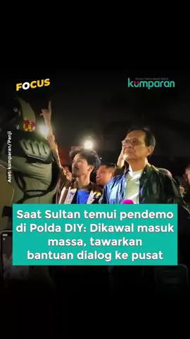 Gubernur DIY Sri Sultan Hamengku Buwono X keluar dari Polda DIY untuk temui massa aksi di halaman Polda DIY, Sabtu (30/8). Sultan keluar jalan kaki dengan diiringi musik gending. Di hadapan massa aksi Sultan mengatakan dirinya menghargai setiap aspirasi. 