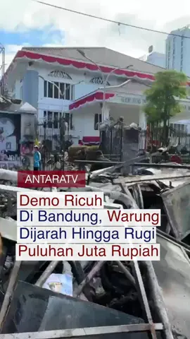 Kawasan Gedung DPRD Jawa Barat di Kota Bandung terlihat porak poranda, Sabtu (30/8) sehari usai aksi unjuk rasa ribuan pengemudi ojek online dan mahasiswa yang berujung anarkis. Aksi penjarahan juga terjadi, pemilik warung di sekitar lokasi kejadian turut menjadi korban dan merugi hingga puluhan juta rupiah. Simak berita terkini dan program-program menarik Antara TV di youtube Antara TV Indonesia dan antaranews.com/video! #antaratv #dprdjabar #kotabandung #unjukrasa #ojekonline #mahasiswa #kerusuhanbandung #situasiterkini
