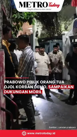 Presiden Prabowo Subianto hadir di rumah duka keluarga Affan Kurniawan, seorang pengemudi ojek online, pada Jumat (29/8) malam. Kehadiran Presiden disambut haru oleh keluarga yang ditinggalkan. Baca berita lainnya hanya di : www.metrotoday.id #PrabowoSubianto #PresidenRI #Belasungkawa #JakartaPusat #BeritaHariIni #UpdateNasional