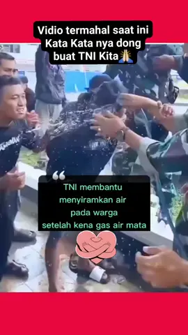 TNI membantu menyiramkan air pada warga setelah terkena gas air mata  #demo2025 #demodpr #tni #fyp #lewatberanda 