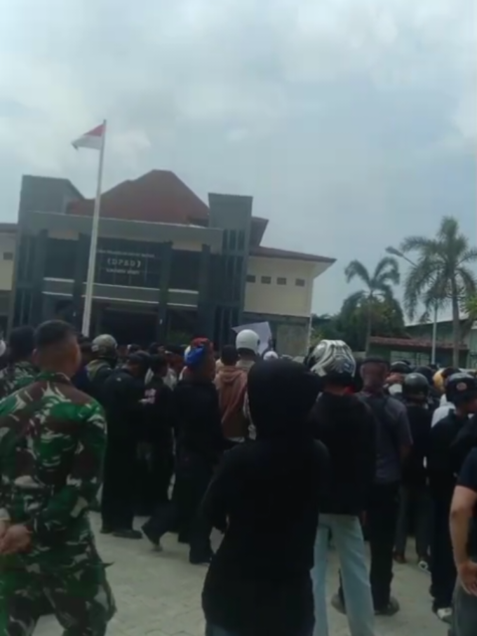 Demo Brebes Bubarkan DPR 