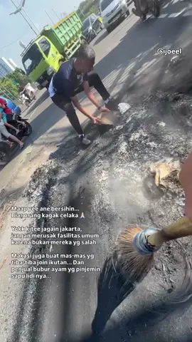#SadarDiriAje Maap yee ane bersihin... Biar orang kagak celaka 🙏🏻 Yokk kitee jagain jakarta, jangan merusak fasilitas umum karena bukan mereka yg salah... Makasi juga buat mas-mas yg tiba-tiba join ikutan... Dan penjual bubur ayam yg pinjemin sapu lidi nya... #Otista #Jatinegara #Demo #JakartaTimur 