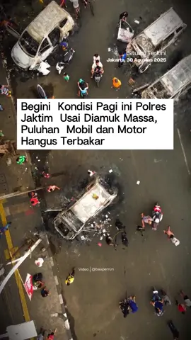 Polres Metro Jakarta Timur di Jalan Matraman Raya menjadi sasaran serangan massa pada malam Jumat (29/8), dengan situasi hari Sabtu (30/8) pagi yang menunjukkan kerusakan parah: kaca jendela dan pintu di lobi utama pecah, puing-puing kayu, batu, dan kaca berserakan di area basement, sementara berbagai kendaraan—termasuk delapan mobil dinas, ambulans, truk, kijang pikap, ELF, dan double cabin—hangus terbakar di dalam dan luar halaman markas, meski api tidak merembet ke bangunan, dan sejumlah ruas sudah dipasangi garis polisi untuk membatasi akses vid/baaperrun #polresjaktim #jaktim #dpr #demodpr #fyp 