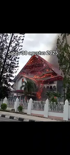Gedung DPRD NTB lombok hangus terb4kar, tak luput dari 4mvk4n m4s4 pend3m0.