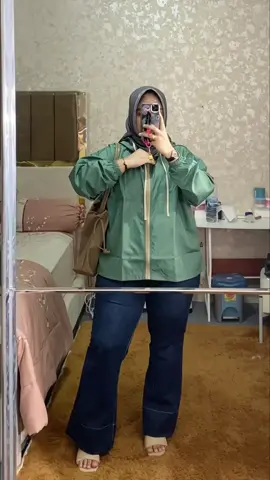 Jaket olahraga bahan nyaman, model jaketnya juga bisa di pakai buat hangout, muat di bb plu size jugaa 😍🤍 #jaket #jaketolahraga #jaketwanita #outfitinspo #fyp 