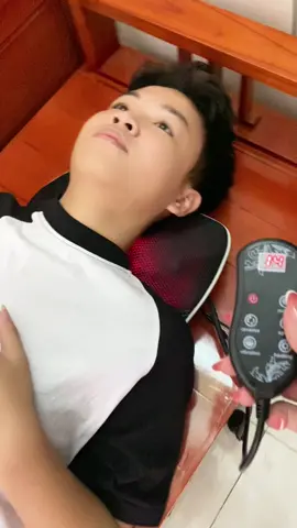Gối massage cao cấp phiên bản có rung và chườm ấm. Bảo hành 5 năm các bác yên tâm sử dụng ạ #goimassage #goimassagecovaigay #maymassage #r7 #vulanbaohieu  