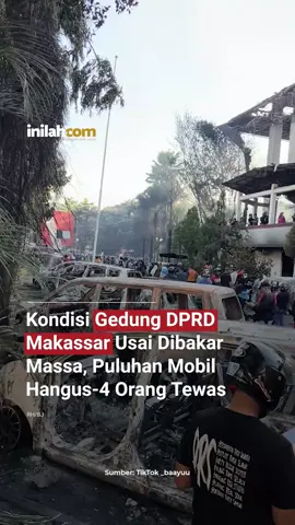 Sebanyak empat orang dilaporkan meninggal dunia dalam insiden kebakaran yang melanda Gedung DPRD Kota Makassar, Sulawesi Selatan, pada Jumat (29/8/2025). Kebakaran diduga dipicu oleh aksi massa yang merusak dan membakar gedung serta kendaraan di halaman kantor DPRD. “Ada 4 orang meninggal,” kata Kepala Bappeda Kota Makassar, Dahyal, saat dikonfirmasi Sabtu (30/8). Identitas para korban: 1. Syaiful Anwar – Kasi Kesra Kecamatan Ujung Tanah, hadir untuk menggantikan camat dalam rapat paripurna. 2. Ubay – Fotografer DPRD Kota Makassar, ditemukan tewas terbakar karena terjebak di dalam gedung. 3. Sarina – Staf pendamping anggota dewan Andi Tendri Uji, ditemukan tidak bernyawa saat proses evakuasi. 4. Budi – Anggota Satpol PP, meninggal setelah melompat dari lantai 4 saat berusaha menyelamatkan diri. Selain korban jiwa, sejumlah mobil dan motor yang terparkir di halaman DPRD juga dilaporkan hangus terbakar. - Selengkapnya kunjungi website dengan klik link di bio atau download aplikasi di AppStore dan Google Play Store. #inilahNews #DPRDMakassar #Demo #Inilahcom #titiktengah #titikcerah 