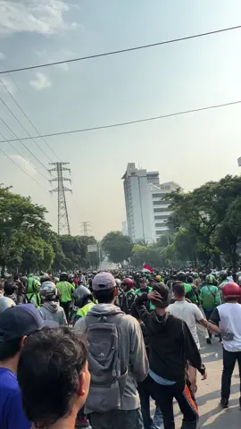 Kebanyakan pamer seragam sih bro, Sekalinya kerja cuma bisa bikin kekacauan sambil ngelindes orang #demojakarta #jakartachaos #acab #1312 