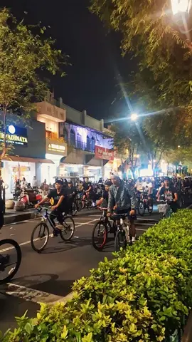 tadi malem di Malioboro penuh komunitas sepeda, komunitas apa ya? Penasaran banget nih! #malioboro #sepedajogja #jogja# #jalanmalioboro #pyf 