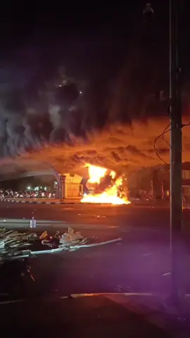 Selain di kawasan DPRD Jabar. Videotron di kawasan Dago Cikapayang Kota Bandung terbakar malam tadi Jumat, 29 Agustus 2025. Video Tik Tok_ Hj. Abret .  . #beritabandung #bandunglautanapi #demo #dprdjabar #gedungdpr 