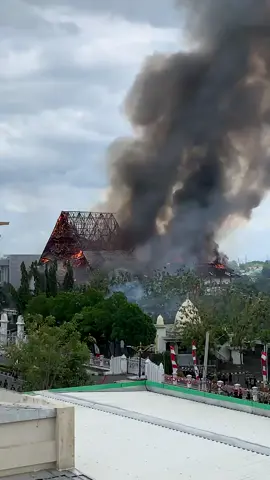Gedung DPR NTB sudah berhasil di bakar oleh mahasiswa dan para ojek online dan masyarakat NTB ini bentuk dari amarah masyarakat dan lain lain kita udah capek berdialog tapi tidak ada respon sama sekali hancurkan #DPRNTB#fyppppppppppppppppppppppp 