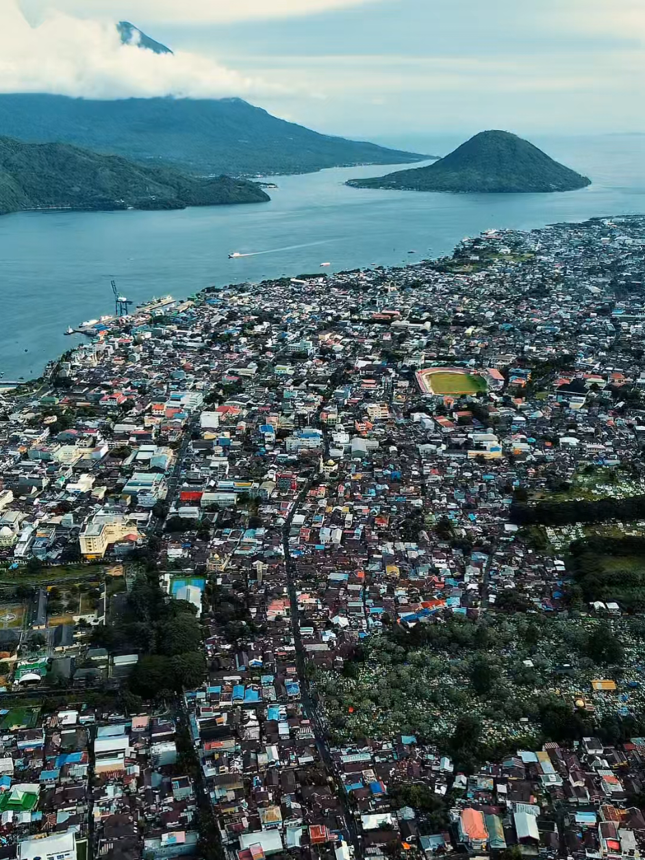 🔘 Kota Ternate, Maluku Utara Ternate merupakan kota terbesar di Maluku Utara, yang berdiri sejak 29 Desember 1250. Ternate memiliki luas wilayah 162,20 km² dengan jumlah penduduk sebanyak 216.800 Jiwa (2024). 🎥 video: Junjung Kaidati #ternate #malukuutara  #fypシ゚  #fyp #penikmatkota 