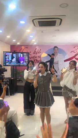 💙 “Fan meeting không chỉ là nơi gặp gỡ, mà còn là hành trình đi qua những ca khúc kỷ niệm. Thà Người Đừng Hứa hôm nay vang lên, để ta biết hạnh phúc là khi được cùng chị Nhật Kim Anh sống lại cảm xúc năm nào.”  #fanmeetingnhatkimanh #nhatkimanh #viral #thinhhanhtiktok #thanguoidunghua😅 